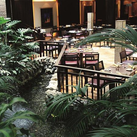 Radisson Blu Resort, Sharjah Restaurant billede The interior of the hotel