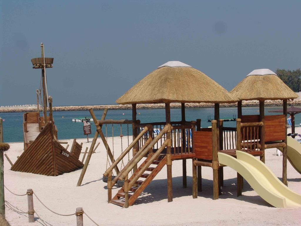 Radisson Blu Resort, Sharjah Eksteriør billede Playground at the beach