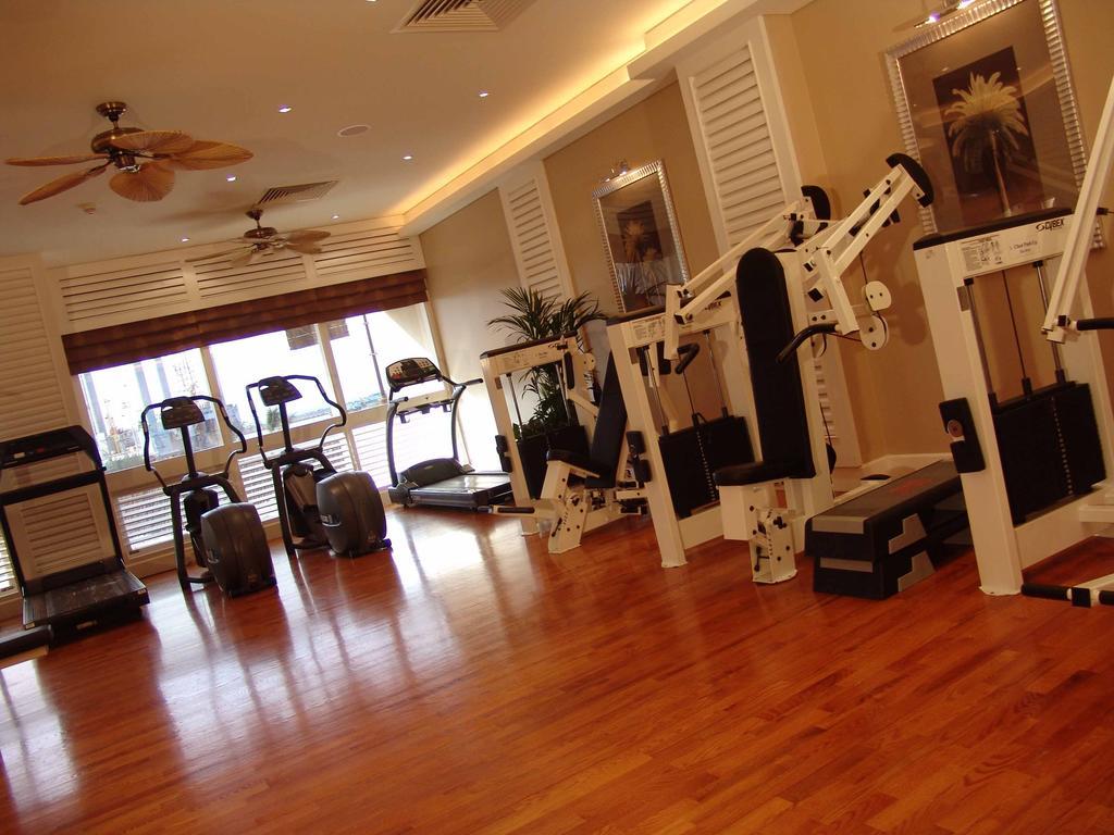 Radisson Blu Resort, Sharjah Faciliteter billede A gym at a hotel