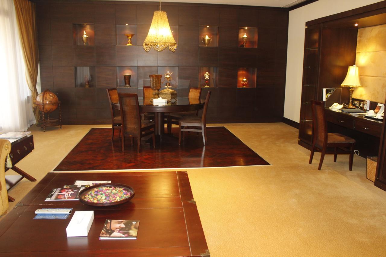 Radisson Blu Resort, Sharjah Eksteriør billede A suite at the Ritz-Carlton, Dubai