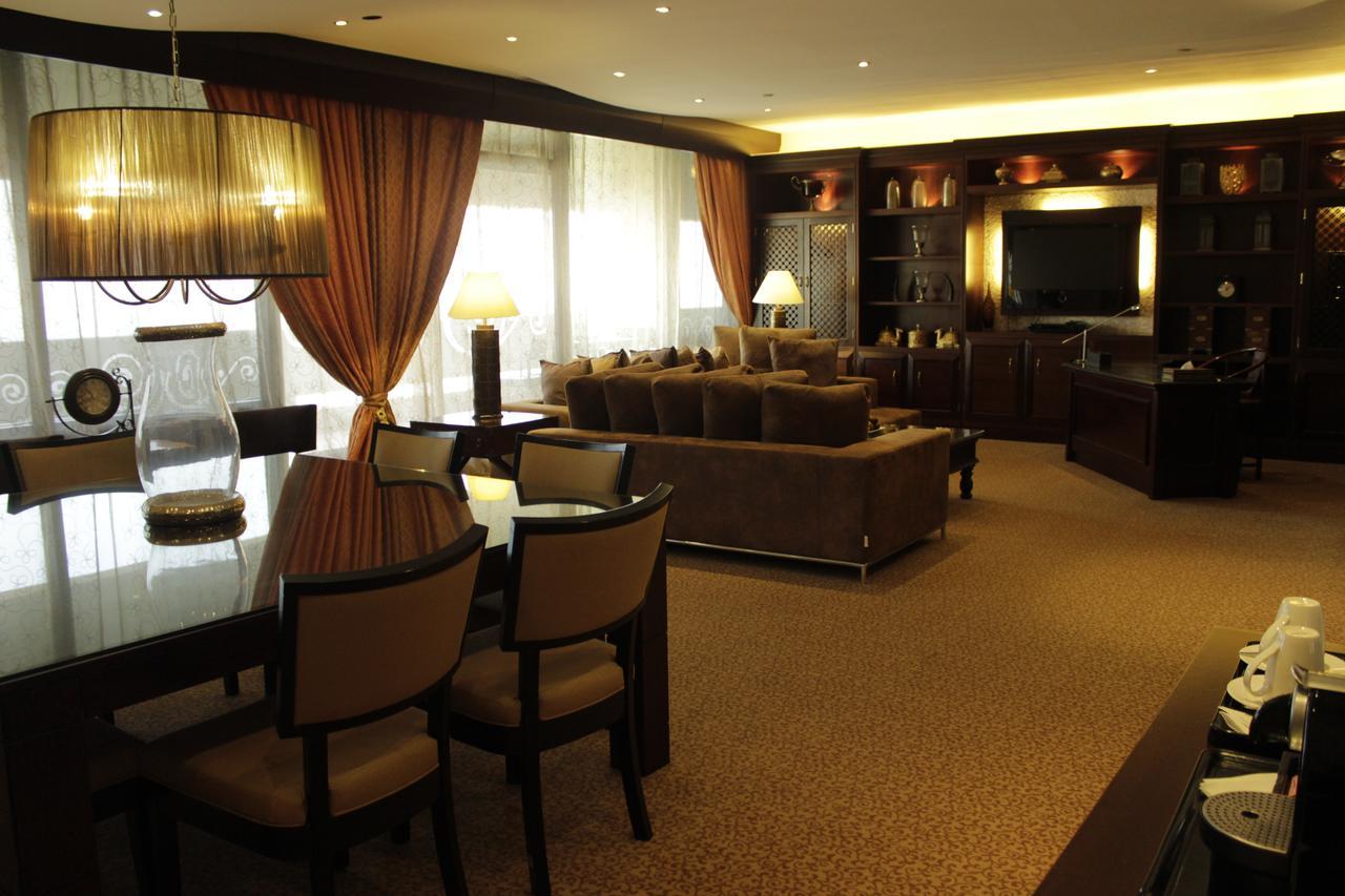 Radisson Blu Resort, Sharjah Eksteriør billede The interior of a suite at the airport