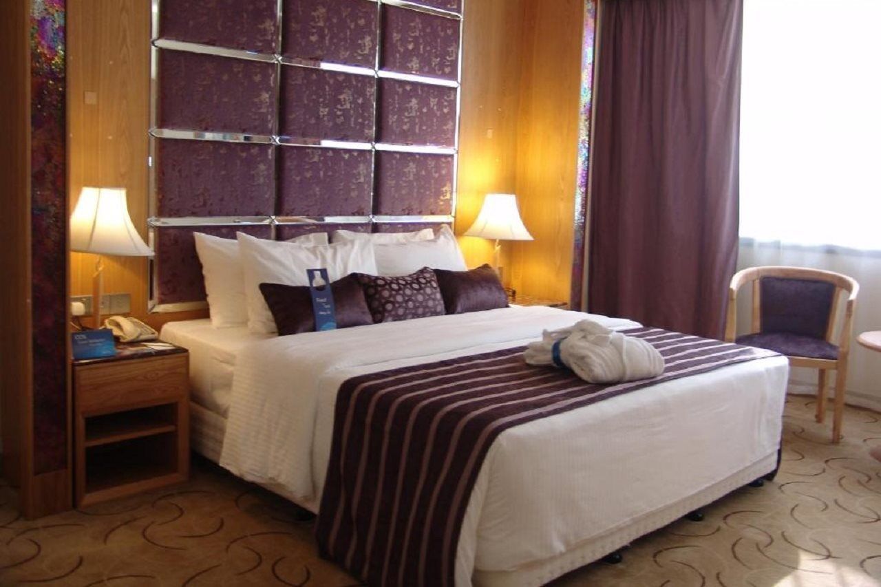 Radisson Blu Resort, Sharjah Eksteriør billede A bedroom in a hotel