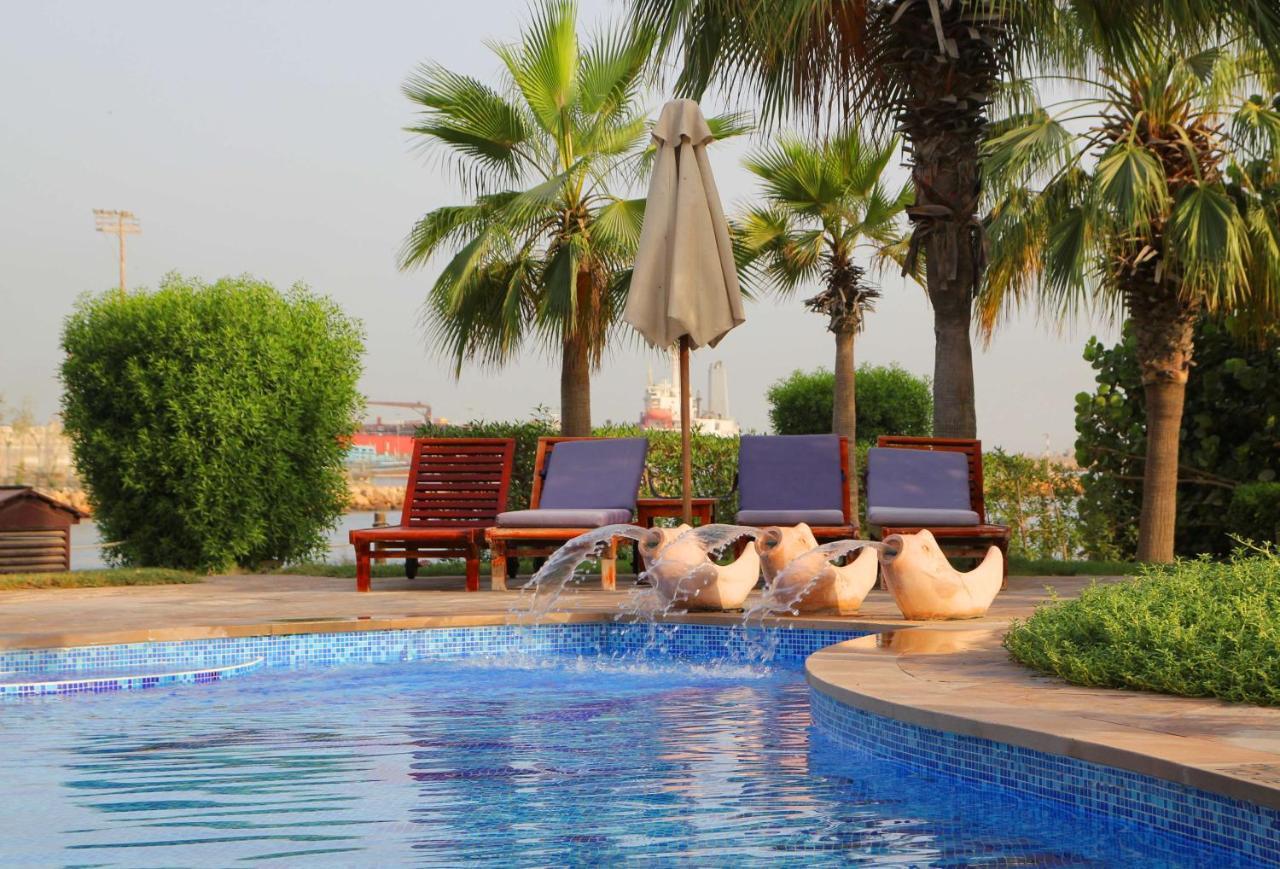 Radisson Blu Resort, Sharjah Eksteriør billede The pool at the hotel