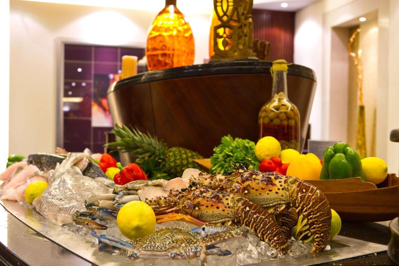 Radisson Blu Resort, Sharjah Eksteriør billede A seafood buffet