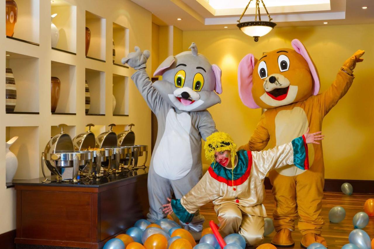 Radisson Blu Resort, Sharjah Eksteriør billede Tom and Jerry at a party